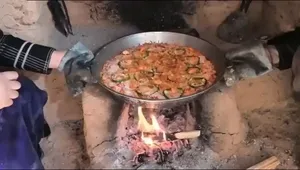 غذای روستایی در افغانستان؛ پخت پیتزا روی آتش در هوای برفی
