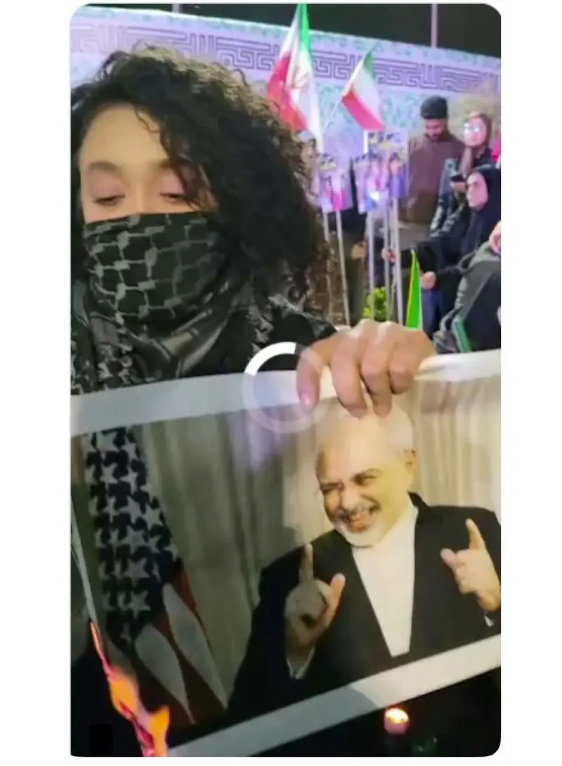 پیام محمدجواد ظریف به دختری که عکس او را آتش زد دختری که عکس او را آتش زد