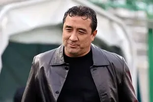 حضور خداداد عزیزی در تجمع مردمی در مشهد؛ اهتزاز پرچم جمهوری اسلامی ایران از داخل خودرو
