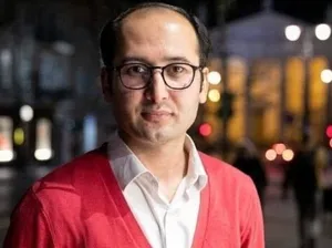 سروده شاعر تاجیک برای ایران: نداند که ایران نه مشتی گِل است، / که نبضِ جهان است و جان و دل است