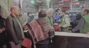 امیر سیاری فرمانده قرارگاه جنگ ارتش درحال پخش نذری در تجمع شبانه امشب مردم در تهران