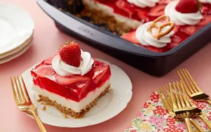 طرز تهیه دسر پنیر و توت فرنگی