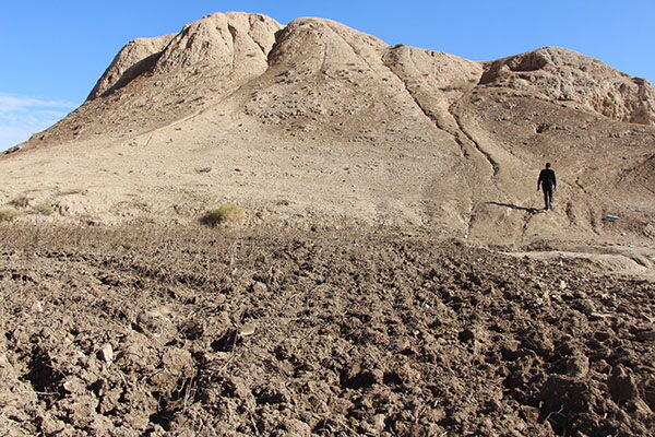 سیاوش آریا می‌گوید زمین‌داران از خاک تل ضحاک در زمین‌های خود استفاده می‌کنند و به این تپه باستانی تعرض شده است.