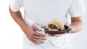 مسمومیت غذایی در سفر و تعطیلات/ چه زمانی باید به پزشک مراجعه کرد؟