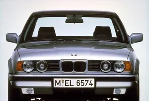 تاریخچه BMW سری ۵: از مدل ۵۳۵i تا نجات برند در دهه ۷۰ (فیلم)