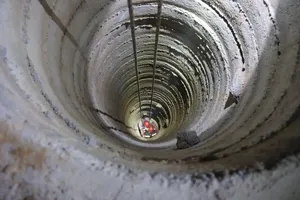 سقوط کودک ۵ ساله به داخل چاه فاضلاب