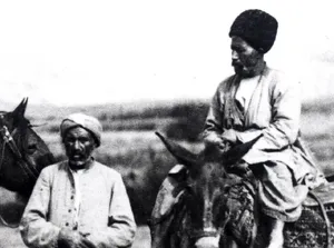 قلیان کشیدن «آبدارچی ناصرالدین‌شاه» در حالت ایستاده؛ 137 سال قبل (عکس)