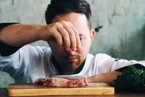 چگونه بوی بد انواع گوشت‌ها را از بین ببریم؟ در 40 ثانیه یاد بگیرید