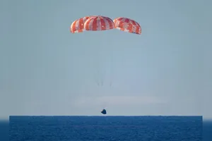پایان ماموریت؛ بازگشت مسافران ماه به زمین(+عکس)