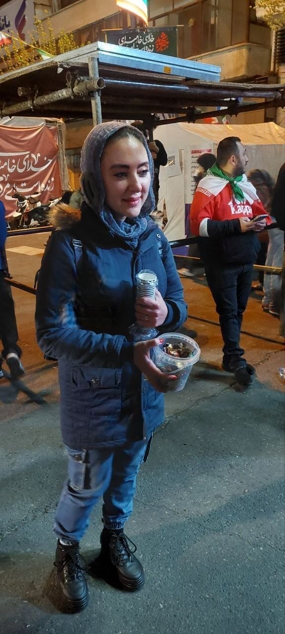 مهسا کرامتی، بازیگر سریال «آتش سرد» در کنار مردم