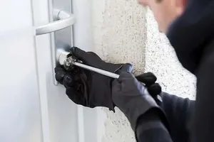 لیز خوردن بدموقع، دزد حرفه‌ای را گرفتار کرد