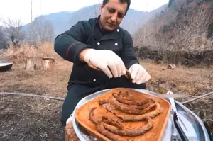 آشپزی روستایی؛ کباب کردن مارماهی دهان گرد روی آتش