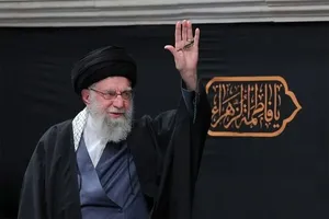 سلام نظامی مردم در خیابان کشور دوست تهران در مراسم اربعین رهبر شهید