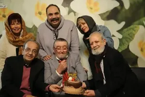 جشن تولد ۷۵ سالگی رضا رویگری در آسایشگاه سالمندان (فیلم)