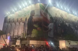 دیوار نگاره میدان انقلاب با تصویری از امیر قلعه‌نویی و ملی‌پوشان فوتبال ایران