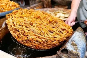 آشپزی خیابانی؛ پخت نان و غذا با ساقه نیلوفر آبی در کشمیر (فیلم)