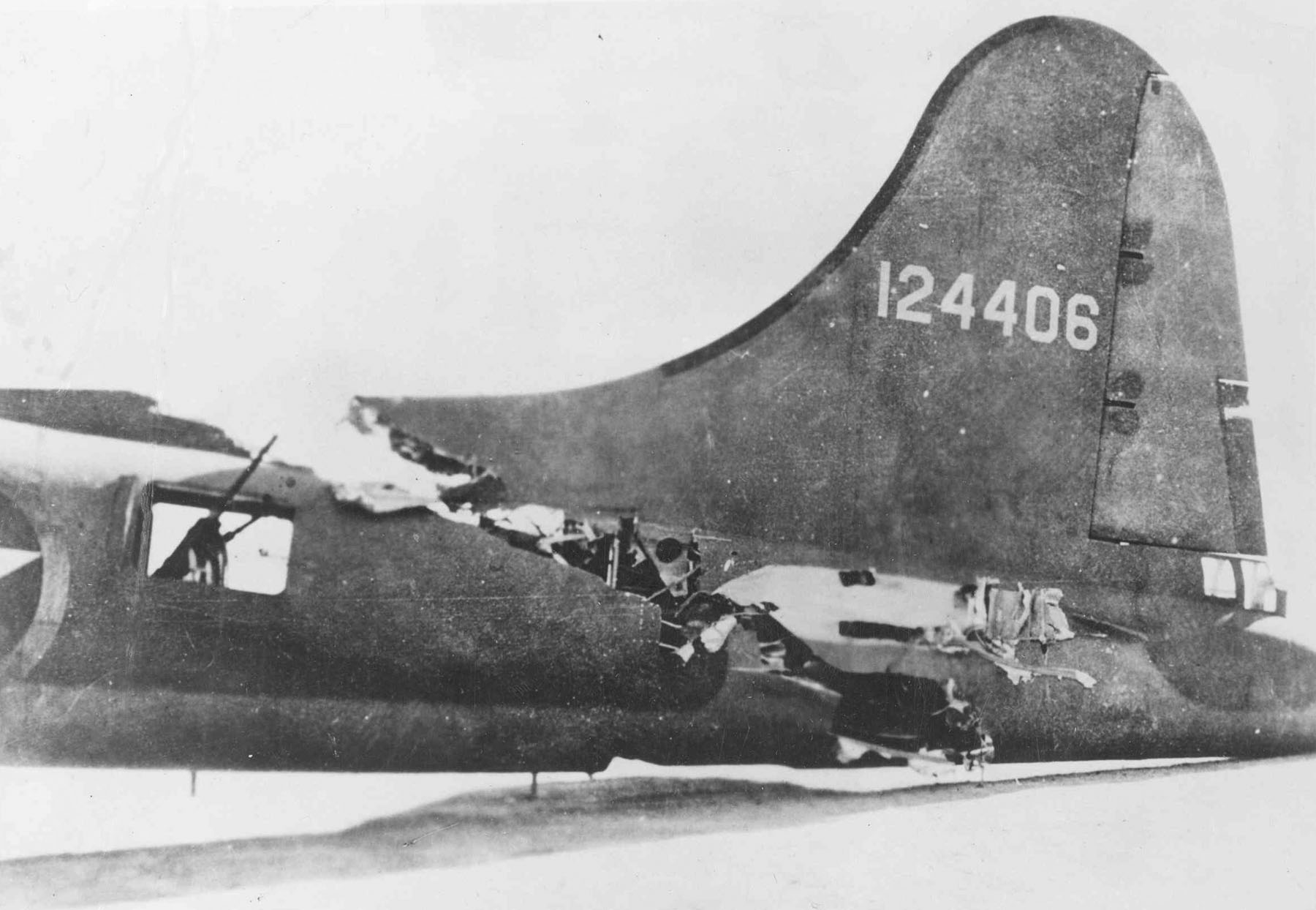 بمب‌ افکن بوئینگ B-17F آسیب دیده