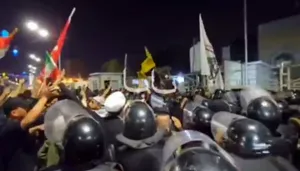 اعتراضات مردم خشمگین عراق در برابر کنسولگری کویت در بصره