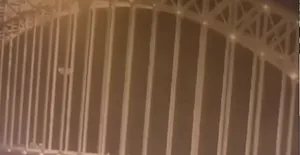 تصاویر لحظه پاره شدن کابل پُل بزرگ در چین (فیلم)