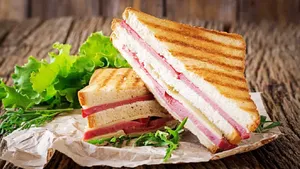 طرز تهیه اسنک کالباس؛ میان وعده خوشمزه و پرطرفدار