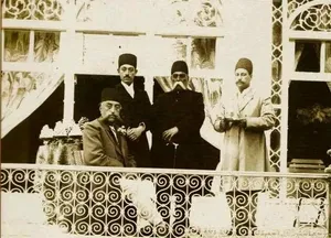 ژست عجیب خدمتکاران مظفرالدین شاه در کنار بز کوهی مُرده