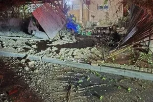 لحظه اصابت ترکش موشک ایران به بتاح تکفا در مرکز اراضی اشغالی
