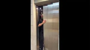 هشدار ایمنی: هرگز در آسانسور را با دست یا پا نگه ندارید (فیلم)
