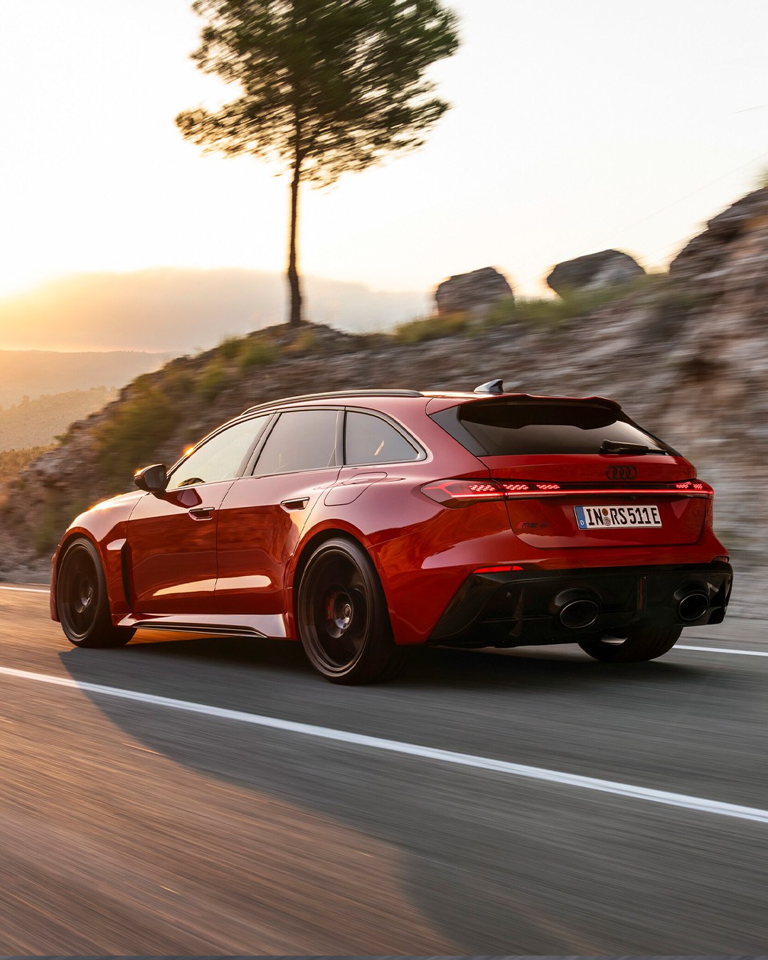 RS5 که حالا وارد نسل تازه خودش شده همچنان مسیر جذاب موفقیت خود را ادامه داده است. مخصوصا نسخه Avant که از همان ابتدا برایم جذاب ترین فرم بدنه در خانواده RS بوده است.