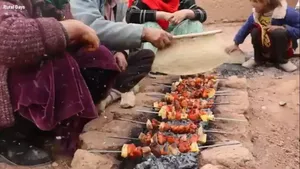 پخت جوجه کباب روستایی در هوای برفی افغانستان