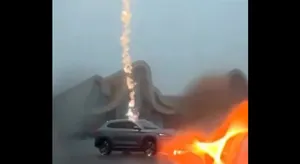 لحظه برخورد صاعقه با خودروی درحال حرکت در جاده چین (فیلم)