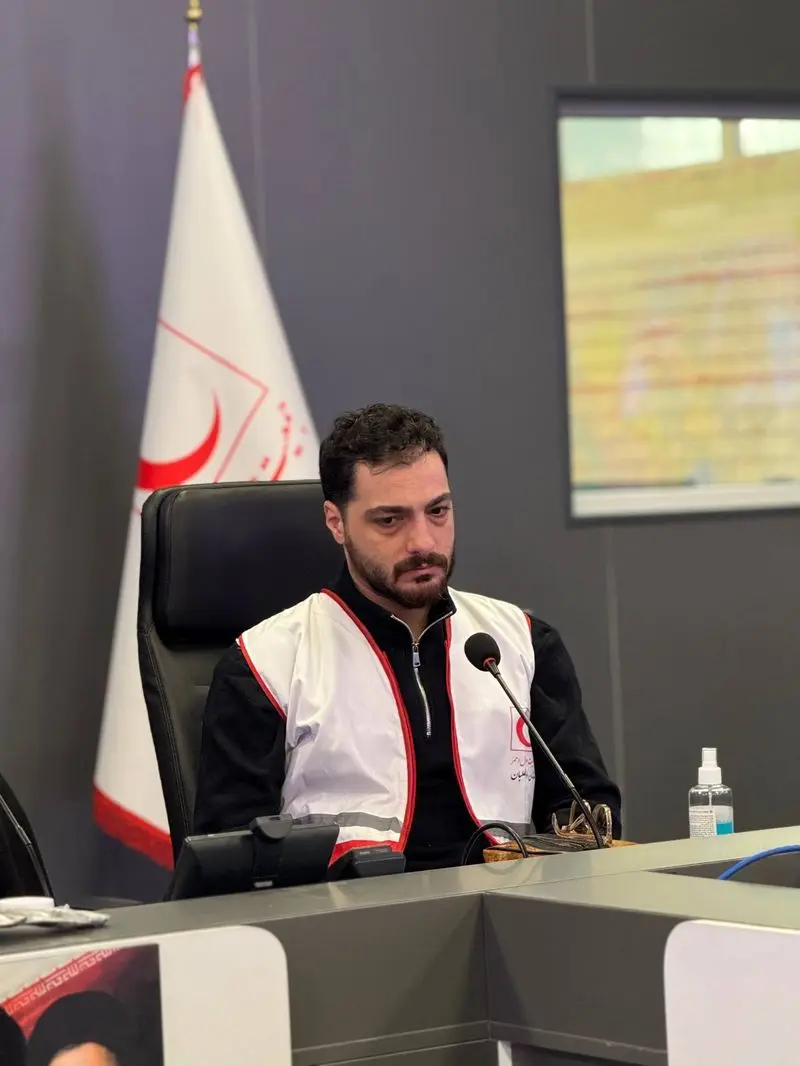 سجاد بابایی در کنار امدادگران هلال احمر
