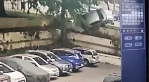صحنه‌های باورنکردنی: سقوط خودرو و فرود دقیق در جای پارک (فیلم)