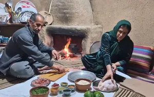آشپزی روستایی؛ پخت خوراک جگر و سوپ مرغ روی آتش