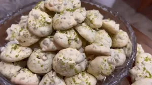 طرز تهیه شیرینی گردویی پفکی بدون آرد و روغن برای عید