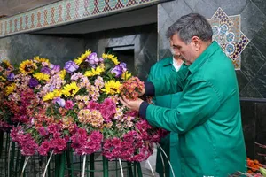 گل‌آرایی حرم مطهر رضوی به مناسبت میلاد امام هادی