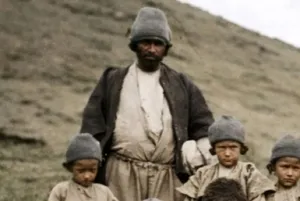 تصویر رنگی‌شده از «مردم کلاردشت» که به تماشای کاروان ناصرالدین شاه آمده بودند