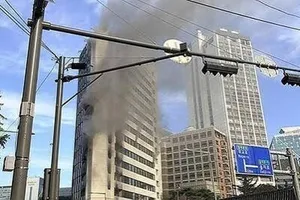 آتش‌سوزی گسترده در ساختمان اداری سئول ۱۰ کارگر را در پشت‌بام گرفتار کرد (فیلم)