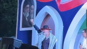 الله اکبر گفتن کهنه سرباز آمریکایی ضد جنگ در تجمع مردمی میدان انقلاب تهران ( فیلم)