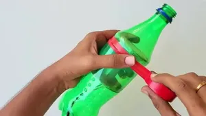 نحوه درست کردن یک جارو دستی خلاقانه با بطری نوشابه در خانه (فیلم)