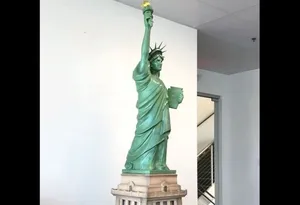 ساخت مجسمه آزادی آمریکا با شکلات خالص به ارتفاع ۲ متر!