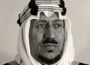 بازدید «ملک سعود، پادشاه عربستان» از یک توپ جنگی در انگلیس؛ سال 1314(عکس)