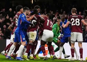 زد و خورد شدید در زمین فوتبال با اخراج ٢٣ بازیکن