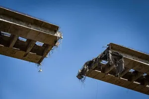 پل B1 در عظیمیه کرج در دو مرحله با ۹ بمب سنگین مورد اصابت دشمن قرار گرفت