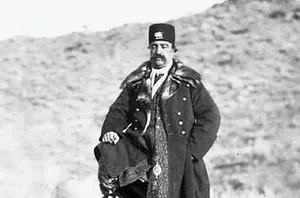 ناصرالدین شاه و عزیزالسلطان زیر سایبان در چشمه غلغلی (عکس)