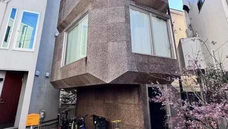 فضاسازی جالب معمار ژاپنی در یک محیط تنگ و فشرده / کار نما با چوب‌پنبه کربونیزه (+عکس)