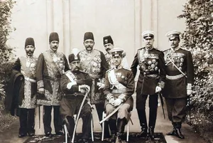 مظفرالدین‌شاه در حال نوشیدن آب معدنی در فرانسه (عکس)