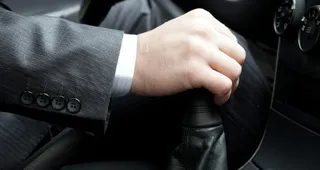 آیا قرار دادن دست روی دنده باعث فرسودگی گیربکس دستی می‌شود؟