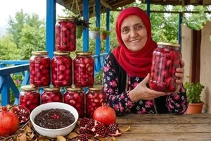 تهیه ترشی پیاز و رب انار در روستایی جنگلی