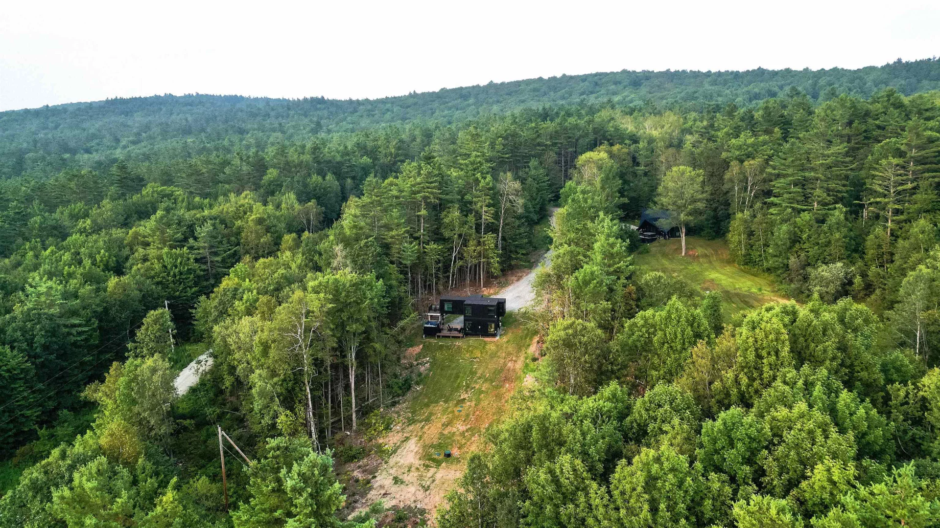 خانه ای متفاوت ساخته شده از کانتینر؛ ویلایی لوکس با استخر و سونا خانه ای متفاوت ساخته شده از کانتینر؛ ویلایی لوکس با استخر و سونا