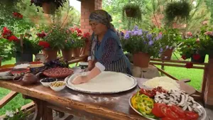پخت پیتزا گوشت گاو در تنور توسط مادربزرگ روستایی